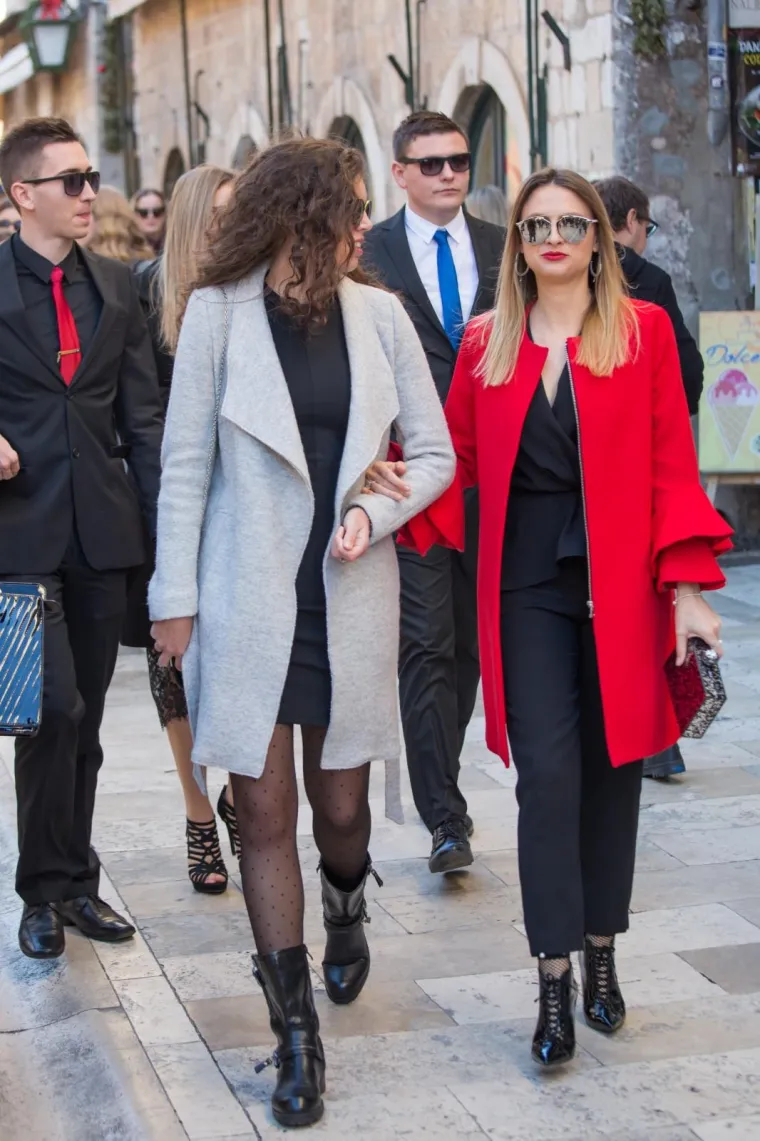 Aktraktivne dame učinile Stradun jo&scaron; ljep&scaron;im: pogledajte kako je izgledao Badnjak na ulicama Dubrovnika