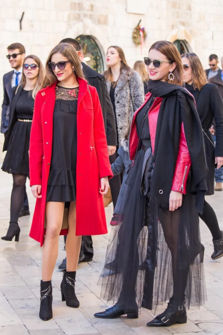 Aktraktivne dame učinile Stradun jo&scaron; ljep&scaron;im: pogledajte kako je izgledao Badnjak na ulicama Dubrovnika