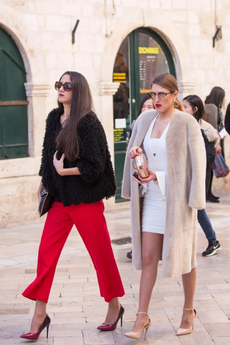 Aktraktivne dame učinile Stradun jo&scaron; ljep&scaron;im: pogledajte kako je izgledao Badnjak na ulicama Dubrovnika