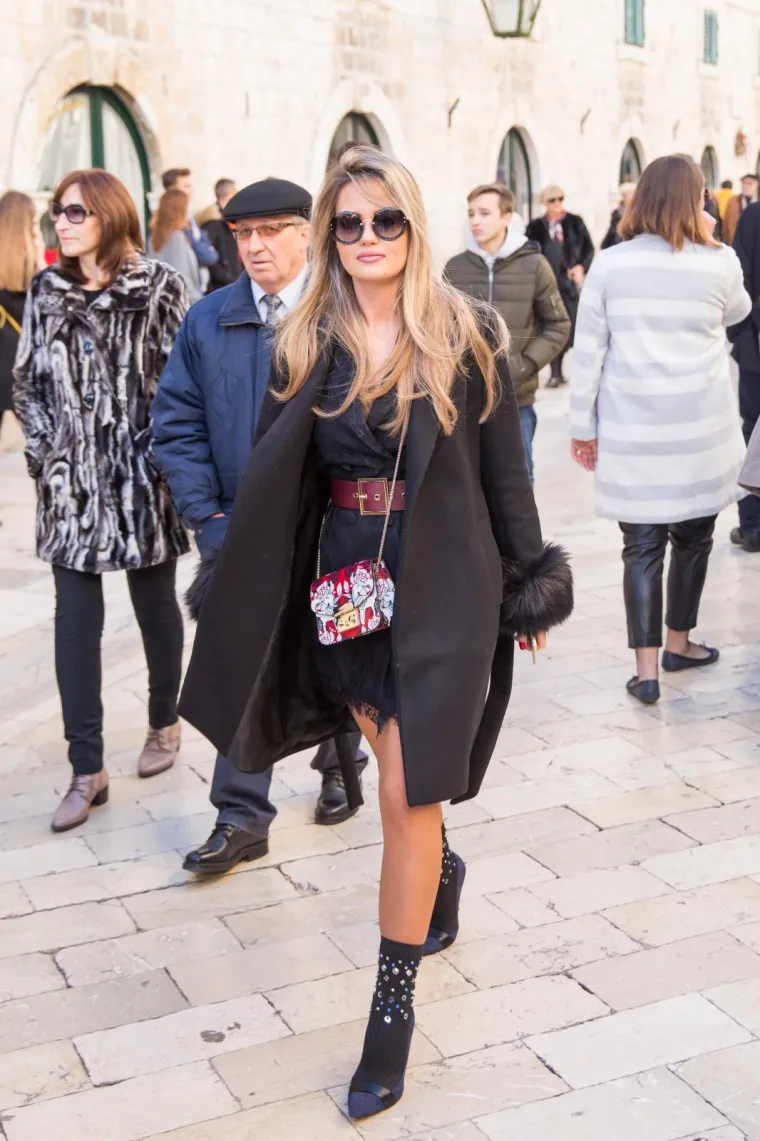 Aktraktivne dame učinile Stradun jo&scaron; ljep&scaron;im: pogledajte kako je izgledao Badnjak na ulicama Dubrovnika