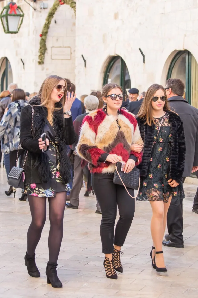 Aktraktivne dame učinile Stradun jo&scaron; ljep&scaron;im: pogledajte kako je izgledao Badnjak na ulicama Dubrovnika