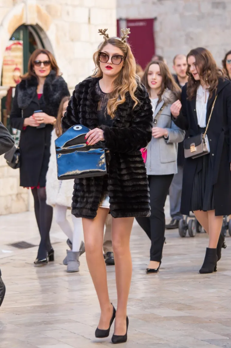 Aktraktivne dame učinile Stradun jo&scaron; ljep&scaron;im: pogledajte kako je izgledao Badnjak na ulicama Dubrovnika