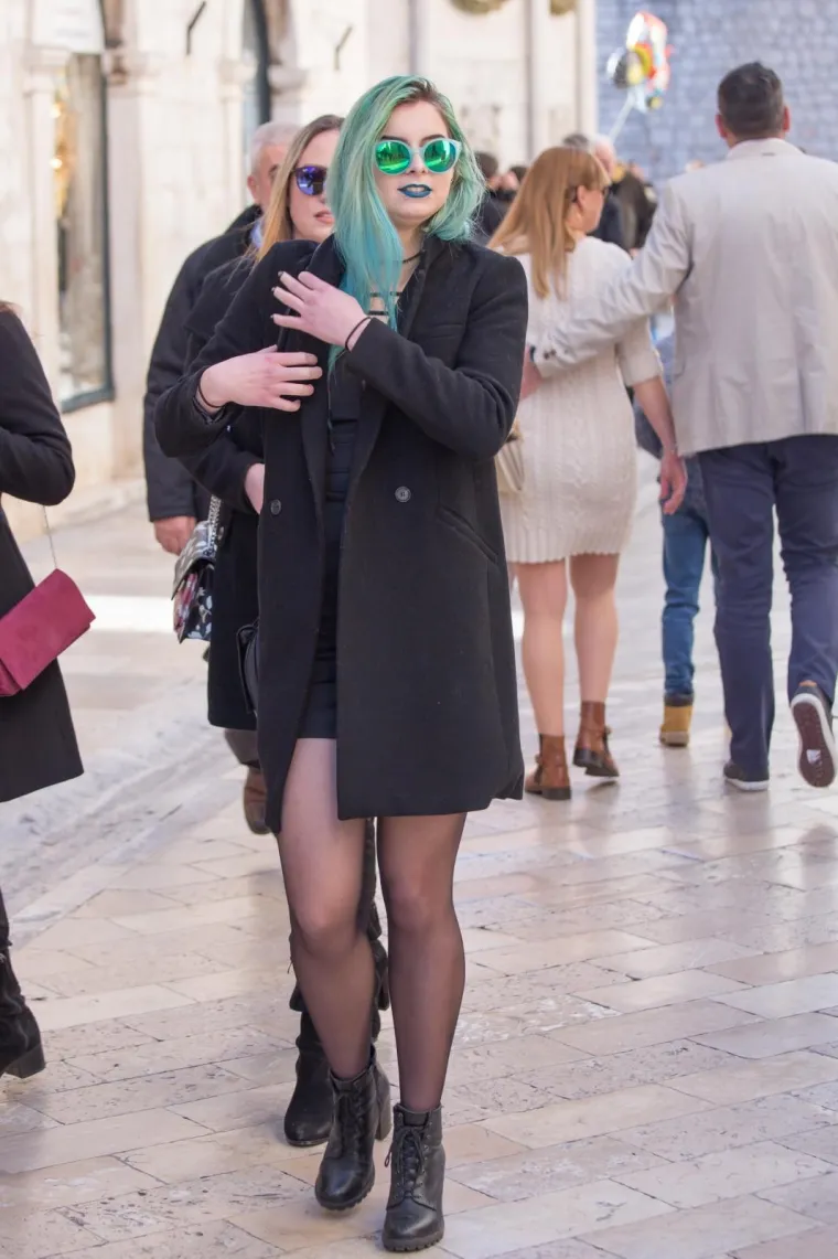 Aktraktivne dame učinile Stradun jo&scaron; ljep&scaron;im: pogledajte kako je izgledao Badnjak na ulicama Dubrovnika