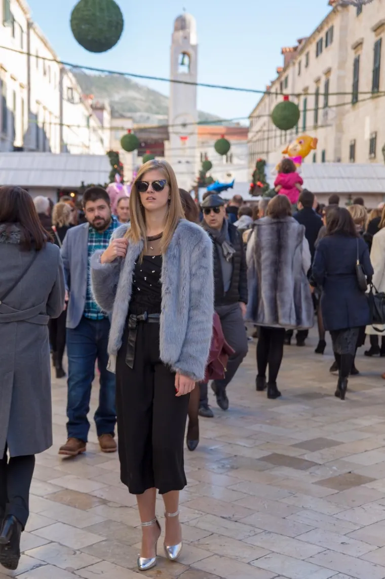 Aktraktivne dame učinile Stradun jo&scaron; ljep&scaron;im: pogledajte kako je izgledao Badnjak na ulicama Dubrovnika