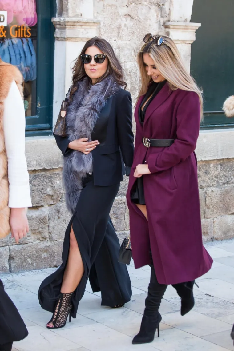 Aktraktivne dame učinile Stradun jo&scaron; ljep&scaron;im: pogledajte kako je izgledao Badnjak na ulicama Dubrovnika