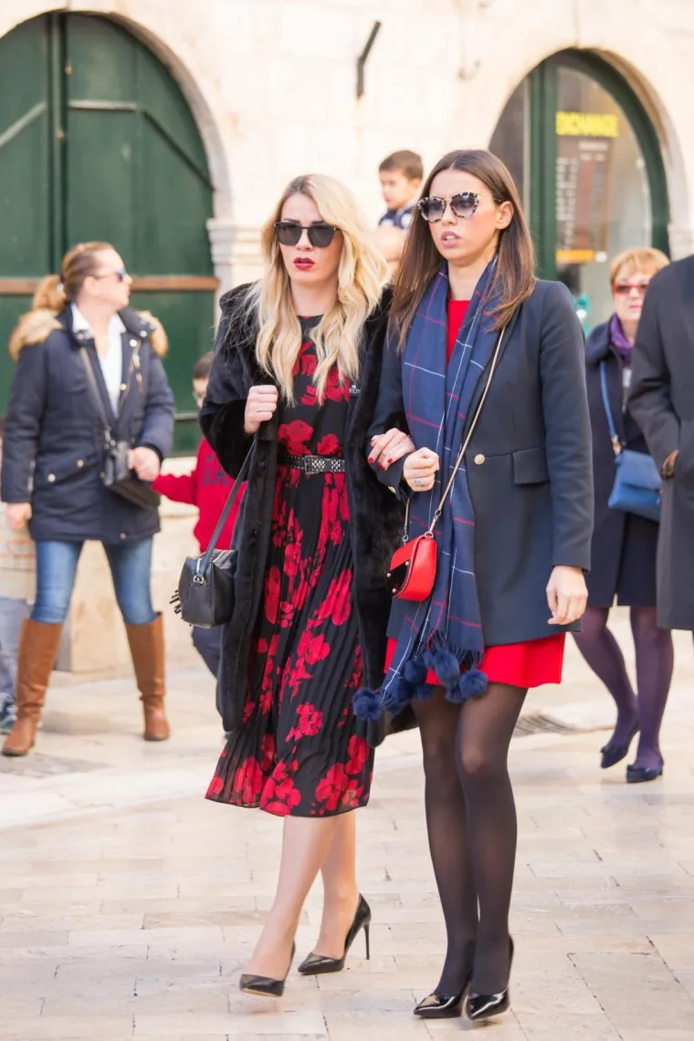 Aktraktivne dame učinile Stradun jo&scaron; ljep&scaron;im: pogledajte kako je izgledao Badnjak na ulicama Dubrovnika