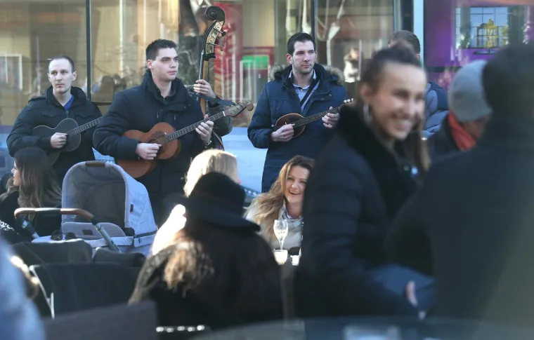 VESELI BADNJAK U METROPOLI: Kolači su, izgleda, gotovi, jer na terasama se tražilo mjesto vi&scaron;e