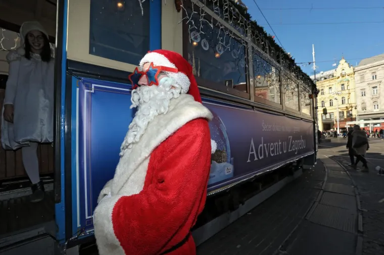 VESELI BADNJAK U METROPOLI: Kolači su, izgleda, gotovi, jer na terasama se tražilo mjesto vi&scaron;e