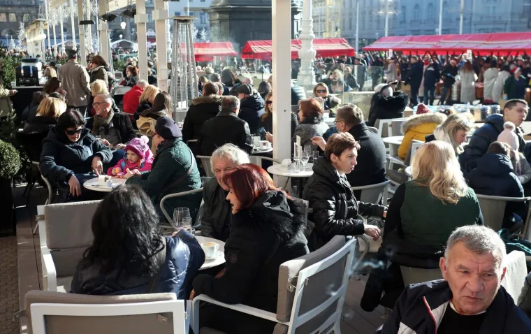 VESELI BADNJAK U METROPOLI: Kolači su, izgleda, gotovi, jer na terasama se tražilo mjesto vi&scaron;e