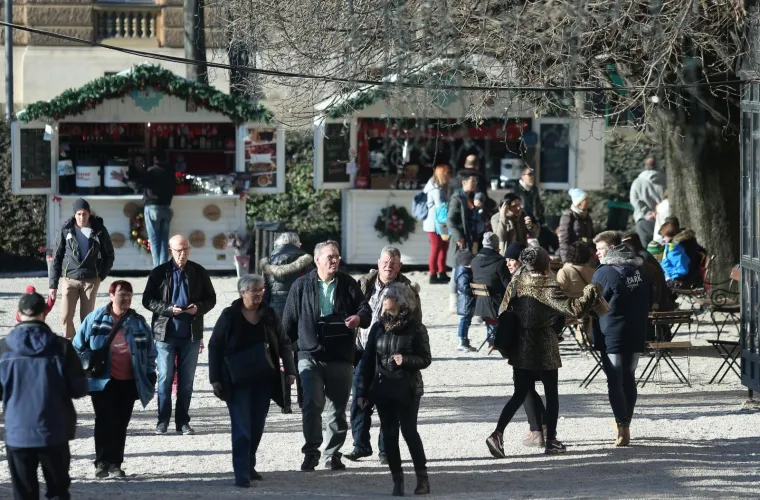 VESELI BADNJAK U METROPOLI: Kolači su, izgleda, gotovi, jer na terasama se tražilo mjesto vi&scaron;e