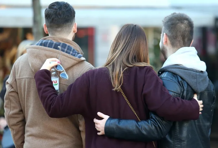 VESELI BADNJAK U METROPOLI: Kolači su, izgleda, gotovi, jer na terasama se tražilo mjesto vi&scaron;e