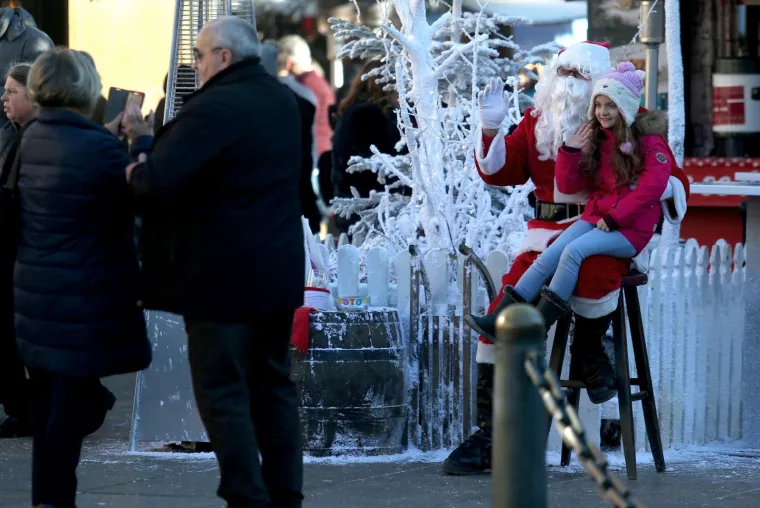 VESELI BADNJAK U METROPOLI: Kolači su, izgleda, gotovi, jer na terasama se tražilo mjesto vi&scaron;e