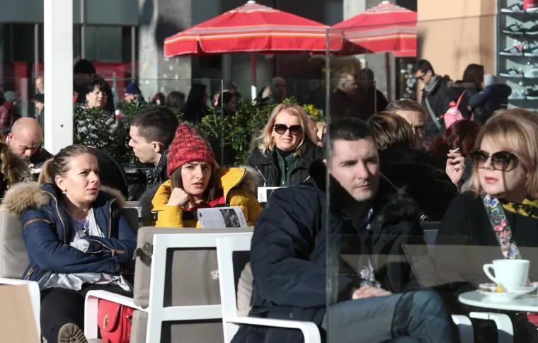 VESELI BADNJAK U METROPOLI: Kolači su, izgleda, gotovi, jer na terasama se tražilo mjesto vi&scaron;e