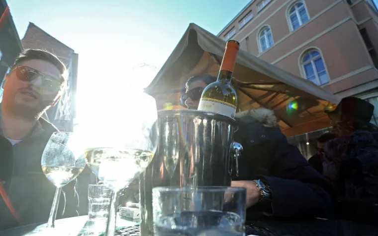 VESELI BADNJAK U METROPOLI: Kolači su, izgleda, gotovi, jer na terasama se tražilo mjesto vi&scaron;e