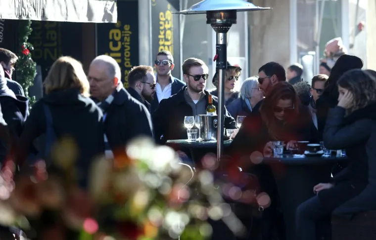 VESELI BADNJAK U METROPOLI: Kolači su, izgleda, gotovi, jer na terasama se tražilo mjesto vi&scaron;e