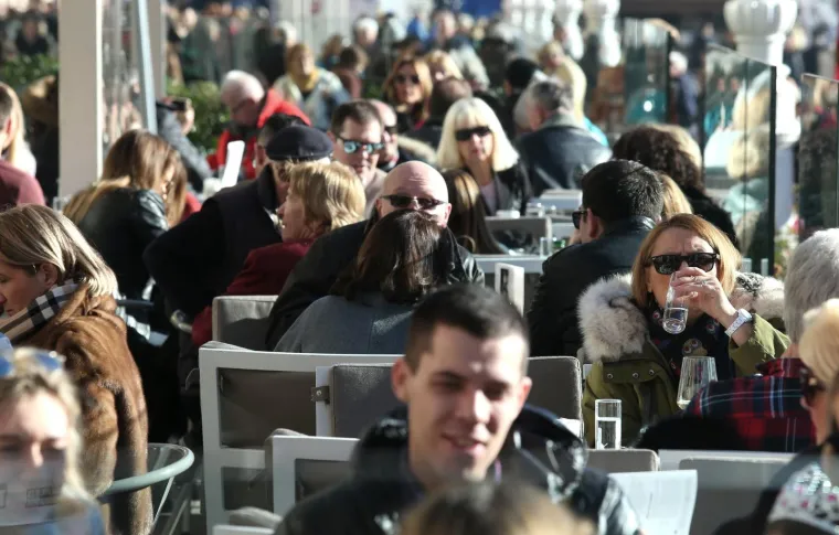 VESELI BADNJAK U METROPOLI: Kolači su, izgleda, gotovi, jer na terasama se tražilo mjesto vi&scaron;e
