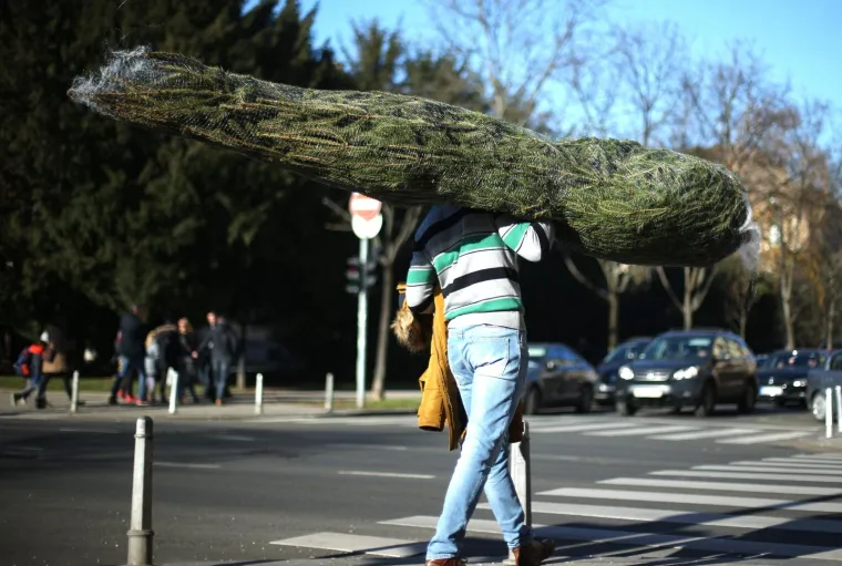 VESELI BADNJAK U METROPOLI: Kolači su, izgleda, gotovi, jer na terasama se tražilo mjesto vi&scaron;e