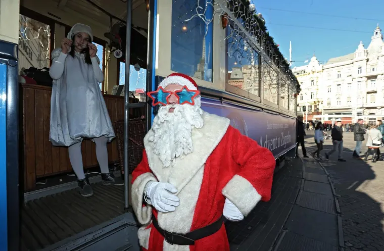 VESELI BADNJAK U METROPOLI: Kolači su, izgleda, gotovi, jer na terasama se tražilo mjesto vi&scaron;e