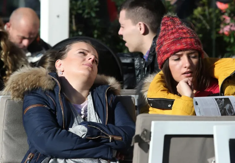 VESELI BADNJAK U METROPOLI: Kolači su, izgleda, gotovi, jer na terasama se tražilo mjesto vi&scaron;e