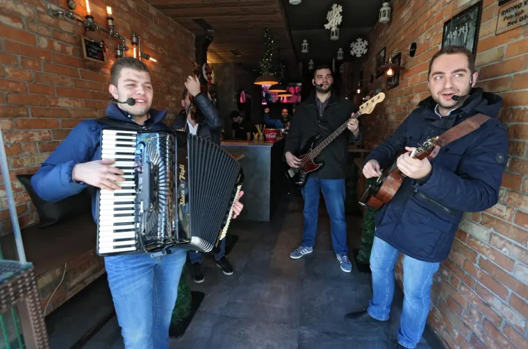 VESELI BADNJAK U METROPOLI: Kolači su, izgleda, gotovi, jer na terasama se tražilo mjesto vi&scaron;e