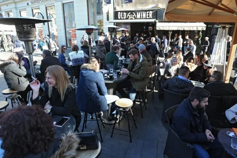 VESELI BADNJAK U METROPOLI: Kolači su, izgleda, gotovi, jer na terasama se tražilo mjesto vi&scaron;e