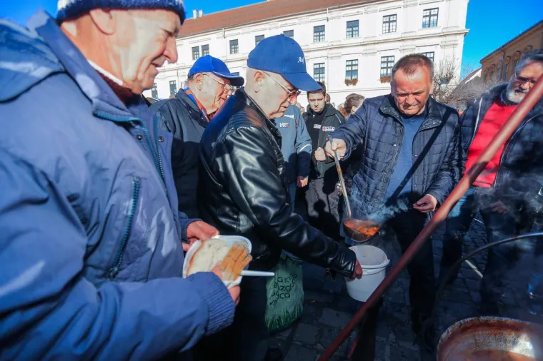 ZAGREB I OSIJEK POČASTILI SVOJE GRAĐANE I GOSTE: Bandić pripremio bakalar, a Vrkić dijelio fiš-paprikaš