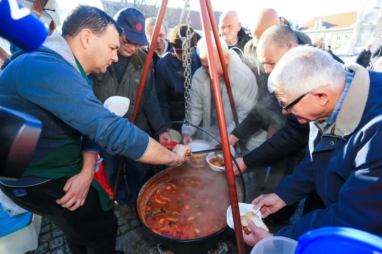 ZAGREB I OSIJEK POČASTILI SVOJE GRAĐANE I GOSTE: Bandić pripremio bakalar, a Vrkić dijelio fiš-paprikaš