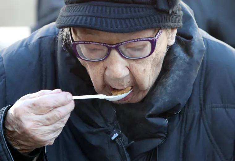 ZAGREB I OSIJEK POČASTILI SVOJE GRAĐANE I GOSTE: Bandić pripremio bakalar, a Vrkić dijelio fiš-paprikaš