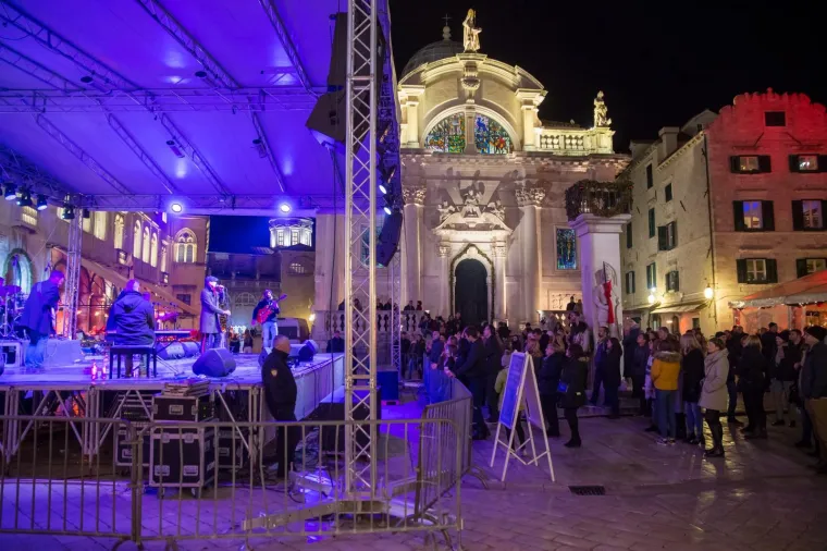 MARKO TOLJA I SOUL FINGERSI ZABAVLJALI DALMATINCE: Zadar i Dubrovnik rasplesali se uz ritmove dobre glazbe