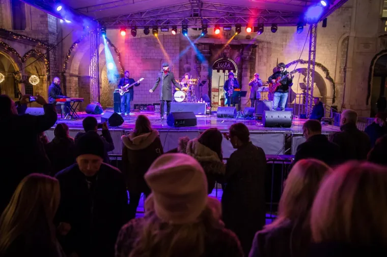 MARKO TOLJA I SOUL FINGERSI ZABAVLJALI DALMATINCE: Zadar i Dubrovnik rasplesali se uz ritmove dobre glazbe