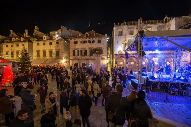 MARKO TOLJA I SOUL FINGERSI ZABAVLJALI DALMATINCE: Zadar i Dubrovnik rasplesali se uz ritmove dobre glazbe