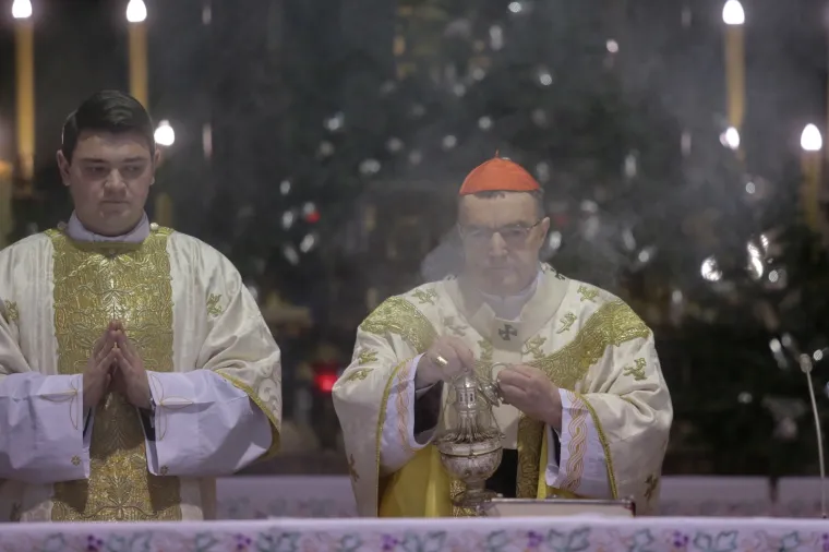 Kardinal Bozanić u zagrebačkoj katedrali predvodio misu polnoćku