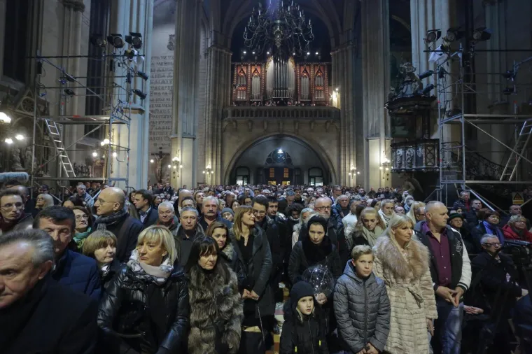 Kardinal Bozanić u zagrebačkoj katedrali predvodio misu polnoćku