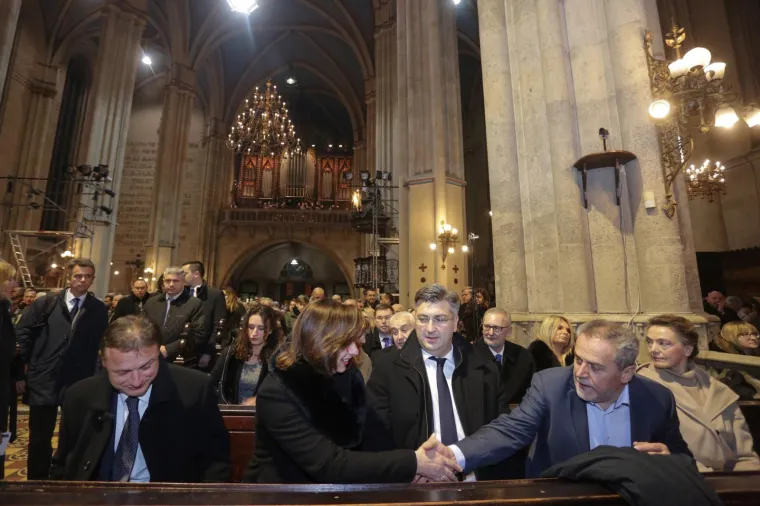 Kardinal Bozanić u zagrebačkoj katedrali predvodio misu polnoćku