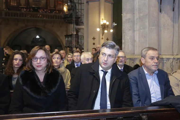 Kardinal Bozanić u zagrebačkoj katedrali predvodio misu polnoćku