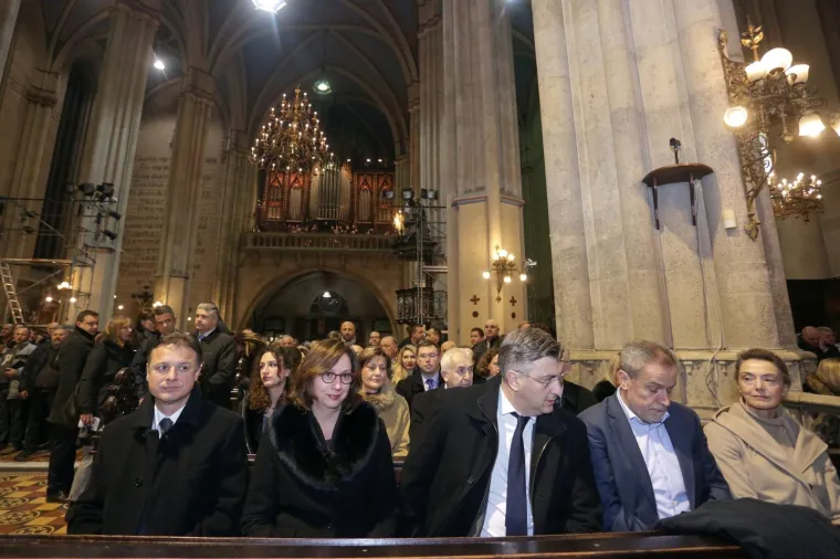 Kardinal Bozanić u zagrebačkoj katedrali predvodio misu polnoćku