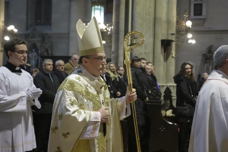 Kardinal Bozanić u zagrebačkoj katedrali predvodio misu polnoćku
