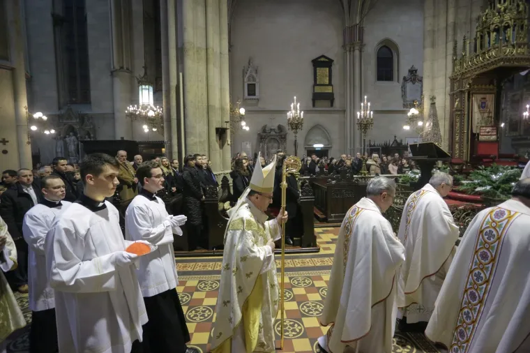 Kardinal Bozanić u zagrebačkoj katedrali predvodio misu polnoćku