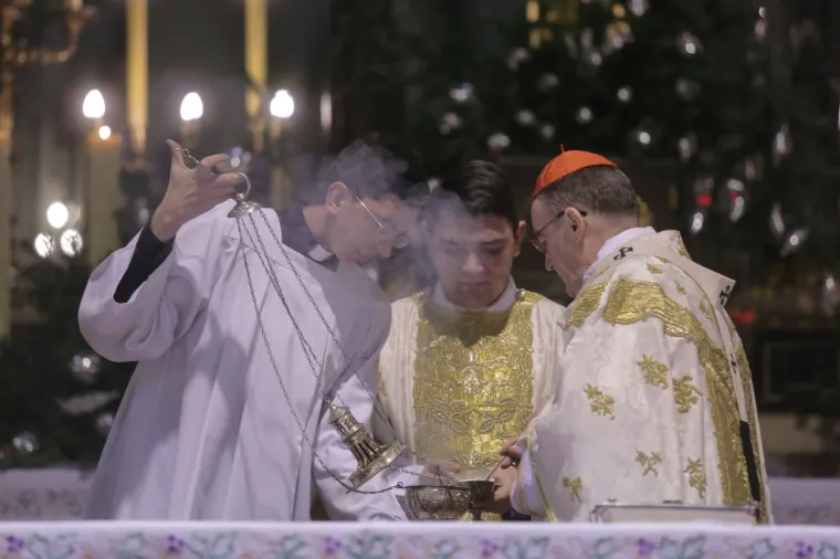 Kardinal Bozanić u zagrebačkoj katedrali predvodio misu polnoćku