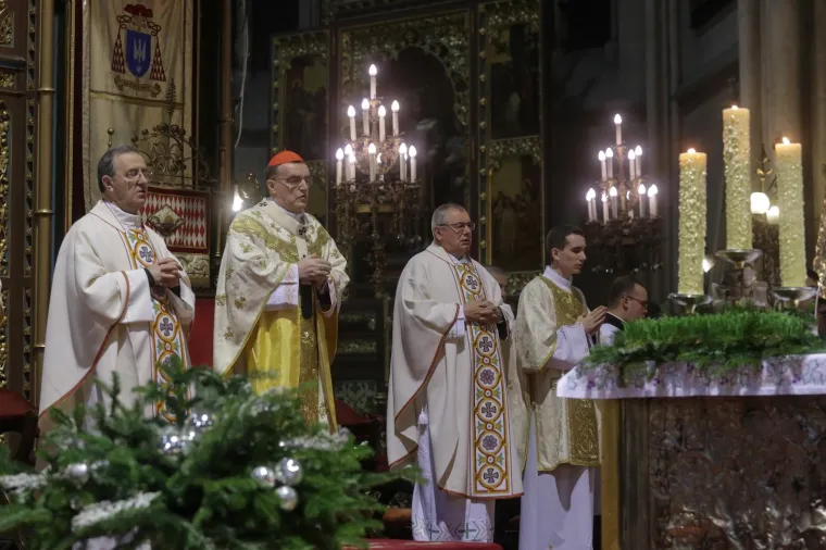 Kardinal Bozanić u zagrebačkoj katedrali predvodio misu polnoćku