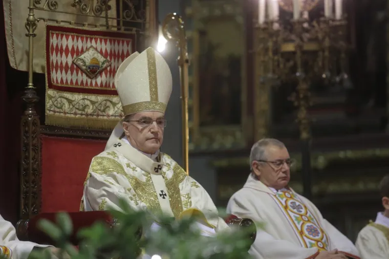 Kardinal Bozanić u zagrebačkoj katedrali predvodio misu polnoćku