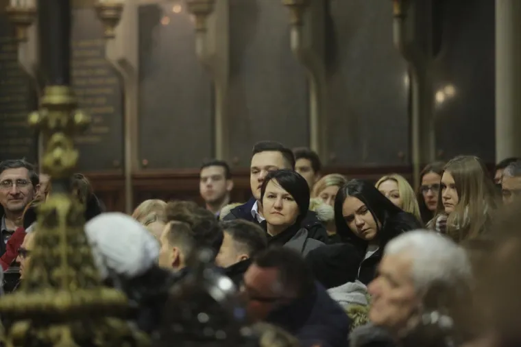 Kardinal Bozanić u zagrebačkoj katedrali predvodio misu polnoćku