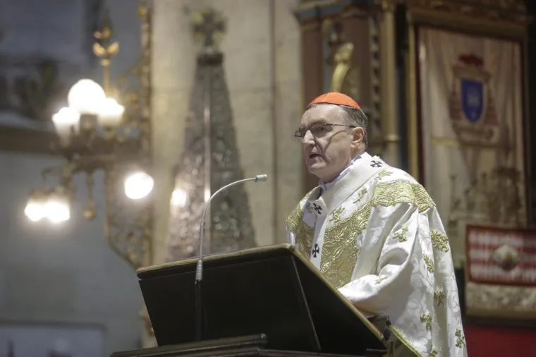 Kardinal Bozanić u zagrebačkoj katedrali predvodio misu polnoćku