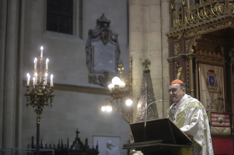 Kardinal Bozanić u zagrebačkoj katedrali predvodio misu polnoćku