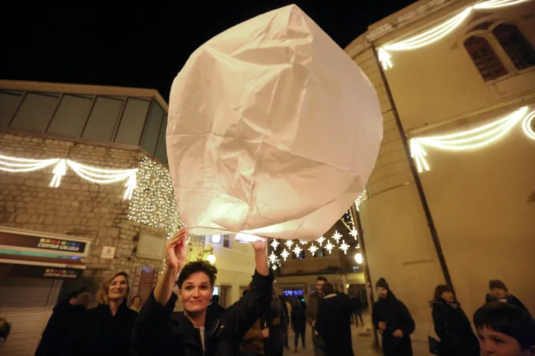 HUMANITARNA AKCIJA U ŠIBENIKU: Više od tisuću lampiona obasjalo nebo nad gradom