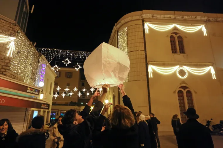 HUMANITARNA AKCIJA U ŠIBENIKU: Više od tisuću lampiona obasjalo nebo nad gradom