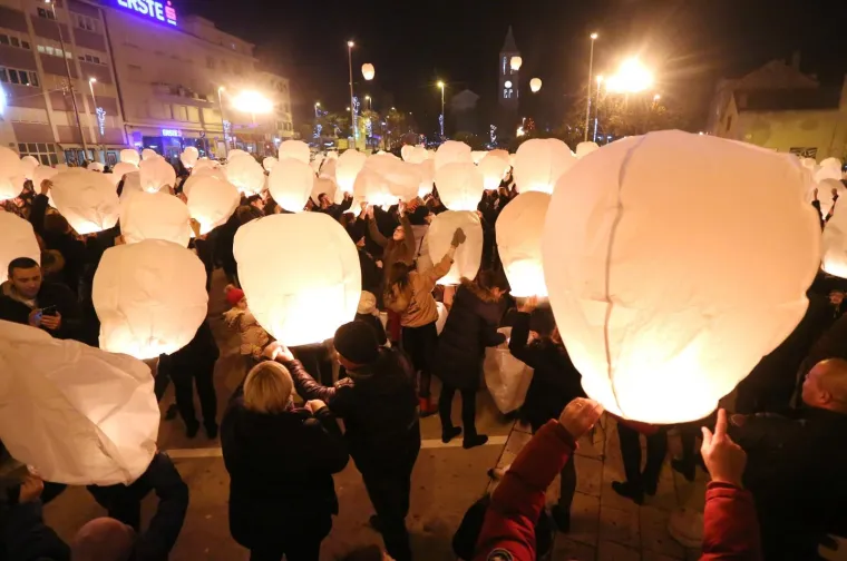HUMANITARNA AKCIJA U ŠIBENIKU: Više od tisuću lampiona obasjalo nebo nad gradom