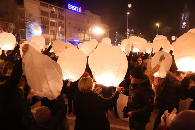 HUMANITARNA AKCIJA U ŠIBENIKU: Više od tisuću lampiona obasjalo nebo nad gradom