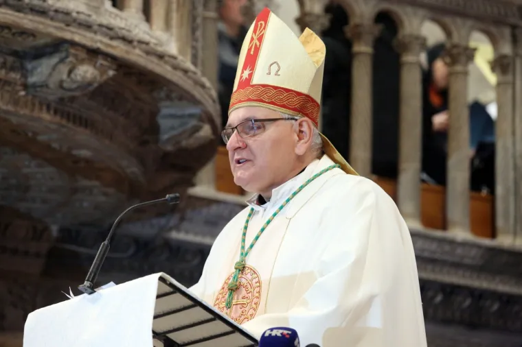 24.12.2017.Šibenik,
Tomislav Rogić, biskup šibenski,predvodio je u katedrali sv Jakova u Šibeniku, Svečanu misu polnoćku, slaveći rođenje Isusa Krista.