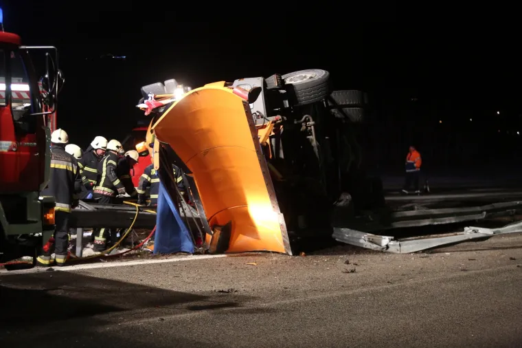 Jedna je osoba poginula, dok je druga teško ozlijeđena u prometnoj nesreći u kojoj se prevrnula ralica Hrvatskih cesta.